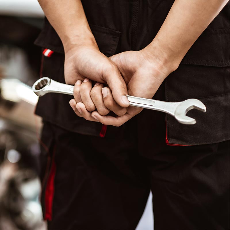 Soluciones servicio técnico trabajador con llave inglesa versión móvil
